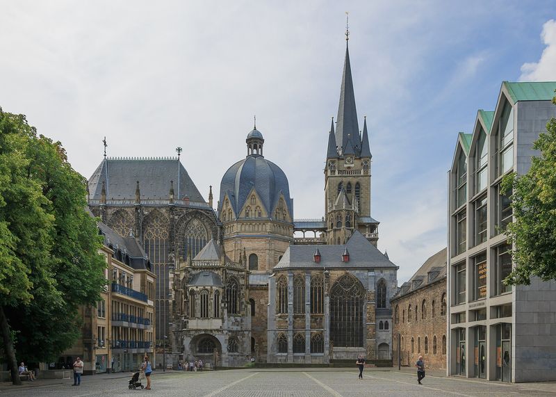 Der Aachener Dom mit gotischer Chorhalle, der Kuppel des karolingischen Oktogons und dem spitzen Westturm