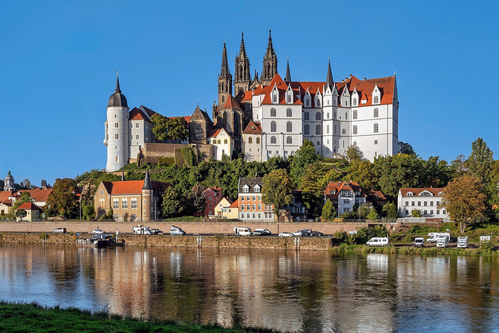 Albrechtsburg und die Türme des Meißner Doms auf dem Burgberg, die sich in der Elbe spiegeln