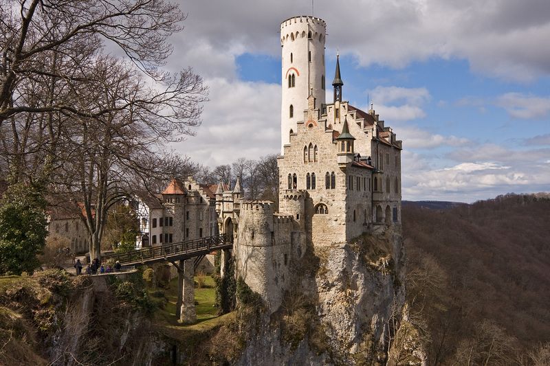 Schloss Lichtenstein mit schlankem Rundturm auf einem steilen Kalkfelsen, über eine Brücke mit der Vorburg verbunden